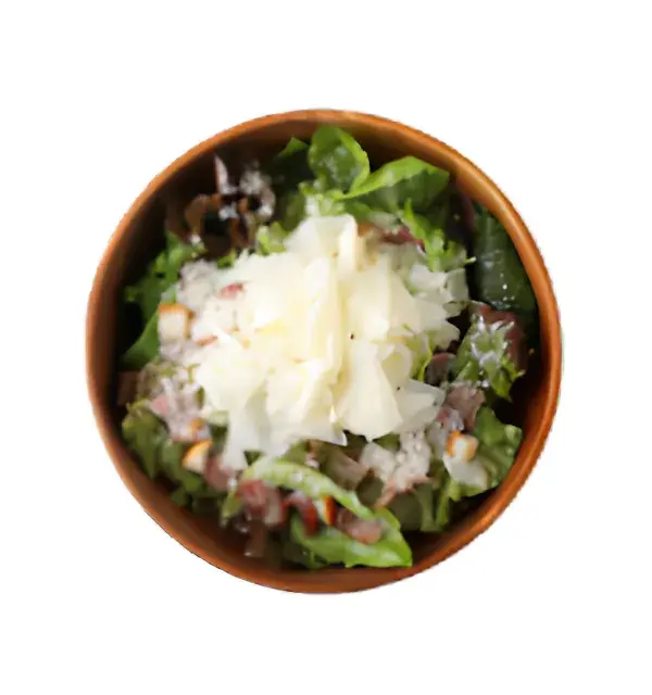 チーズをたっぷり使用した、彩り豊かなシーザーサラダの商品画像です。新鮮な野菜とチーズの組み合わせが分かる一品です。